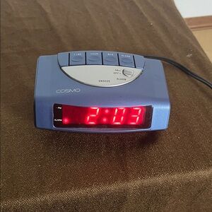 😄Cosmo small portable battery or plug alarm clock